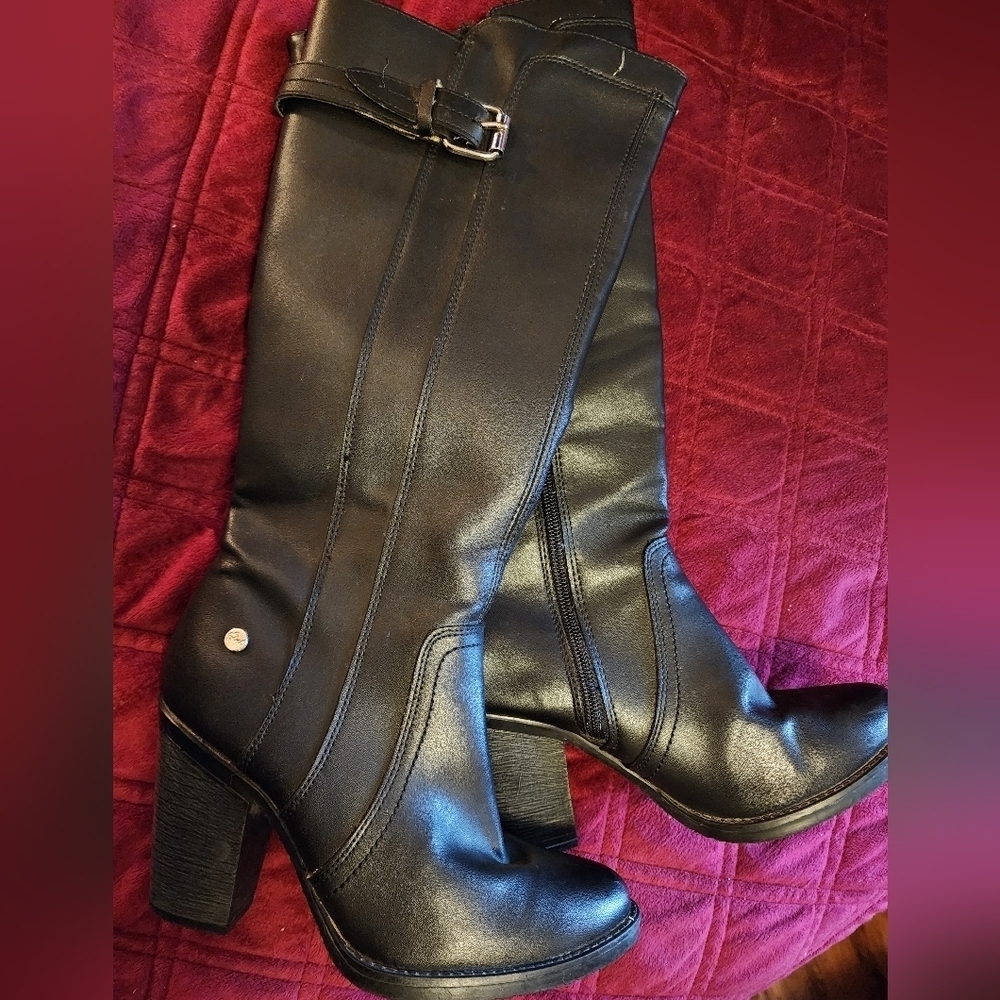 Below the knee boots size 6
